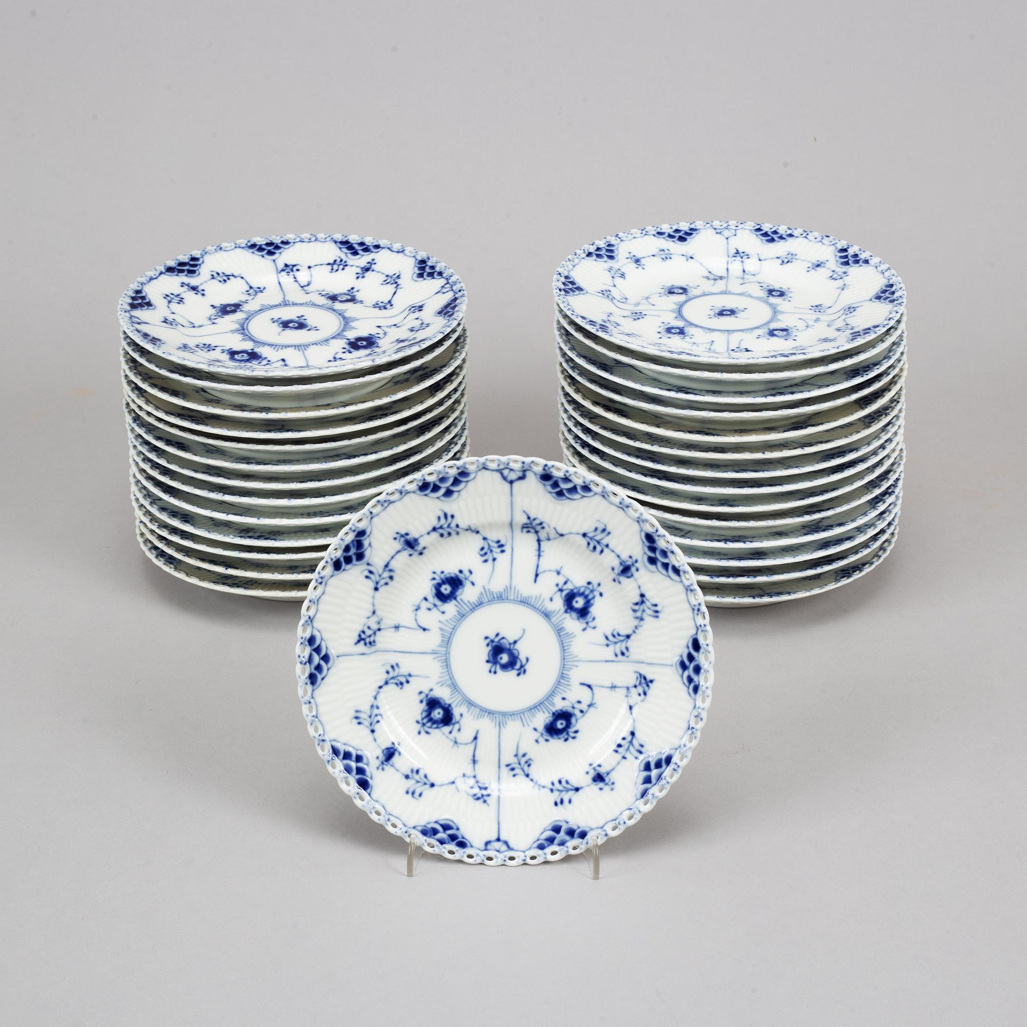 Royal Copenhagen,  28 'Musselmalet Full Lace' porcelain plates '1087', Denmark.