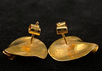 Lotta Orkomies, A PAIR OF EARRINGS AND A RING, gold 18K, A. Tillander 1972. Weight 12,6 g.