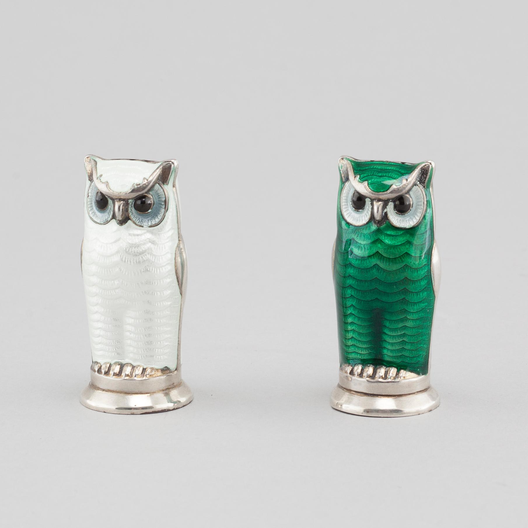 A salt and a pepper shaker, silver and enamel, from David Andersen in Norway, 20th century.