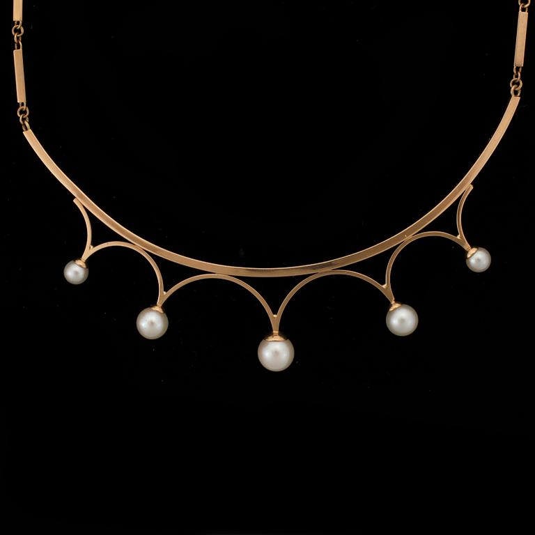 COLLIER, 18k guld med odlade saltvattenspärlor. Sverige, 1900-talets andra hälft. Vikt 11,8g.