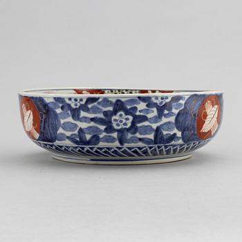 A Japanese porcelain bowl, Meiji period (1868-1912), around the year 1900.