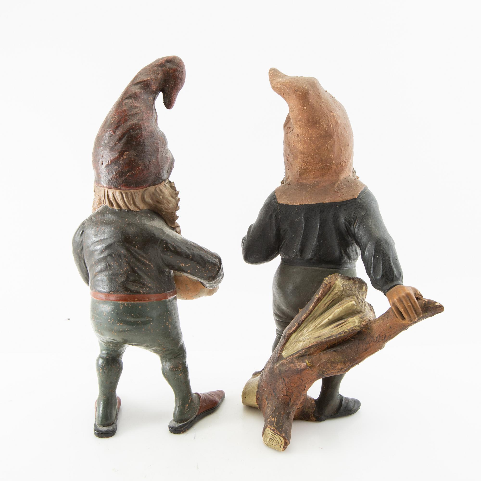 Tomtar 2 st troligen Tyskland 1900-talets första hälft bemålad terrakotta.