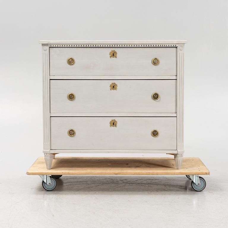 A painted Gustavian style chest of drawers. 20th Century.