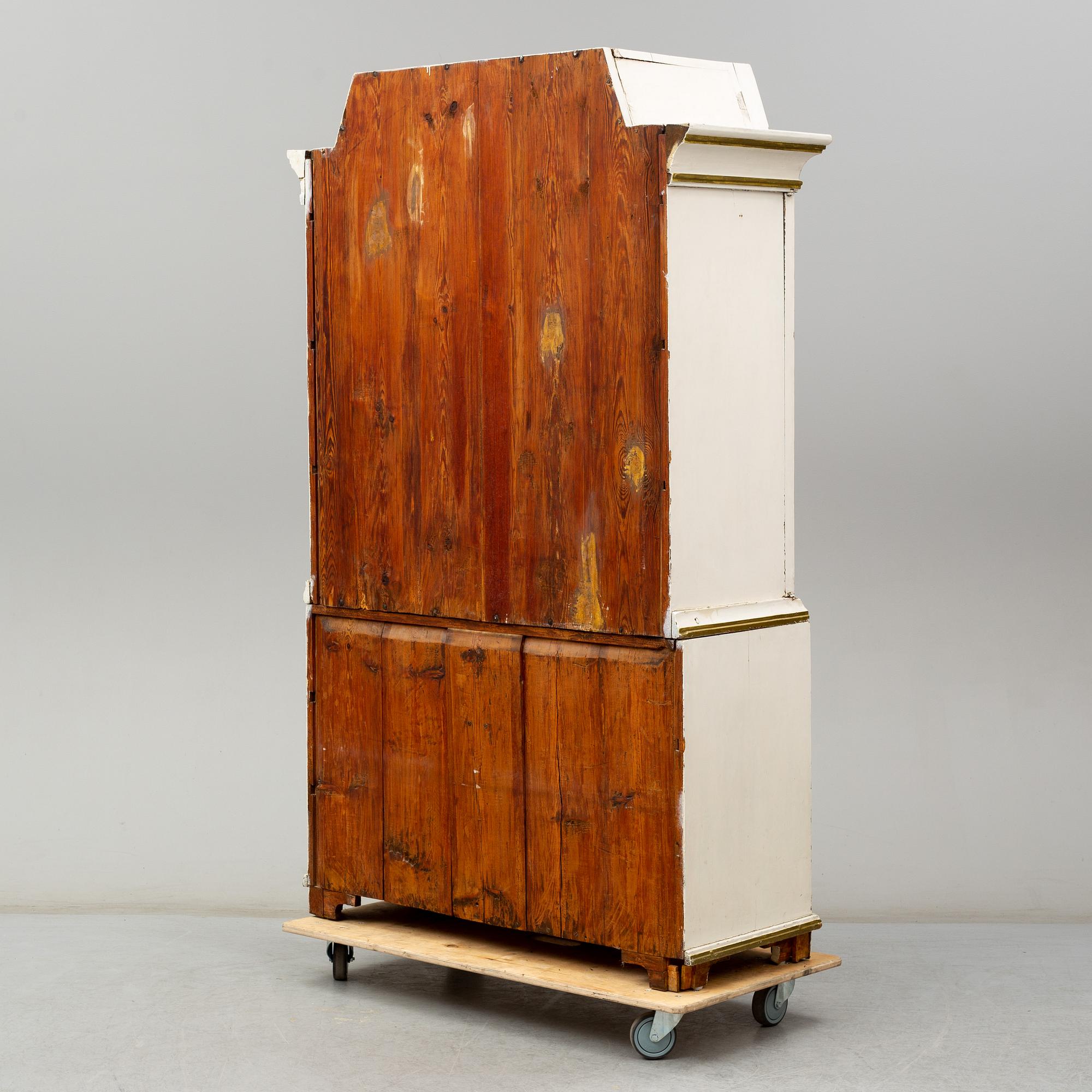A Swedish late 18th / early 19th century cupboard.