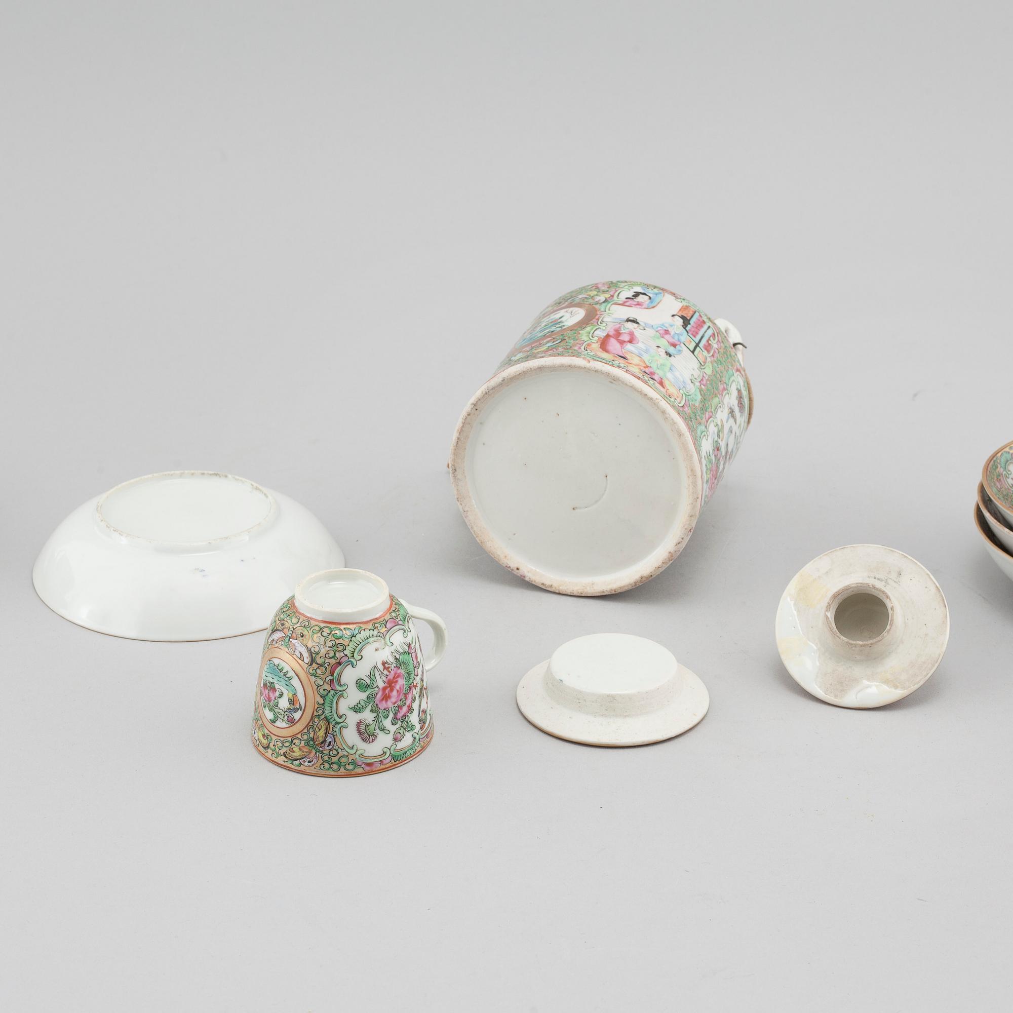 A chinese porcelain tea pot and four plus one cup, around the year 1900.
