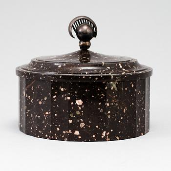 SMÖRASK MED LOCK, porfyr, Älvdalen, empire, 1800-talets början.