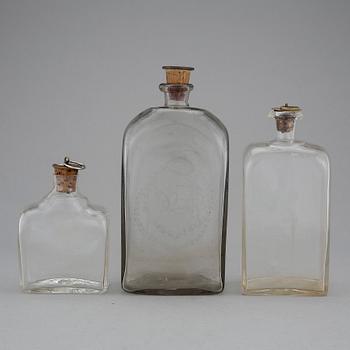 BRÄNNVINSFLASKOR, 3 st, glas, 1800-1900-tal.