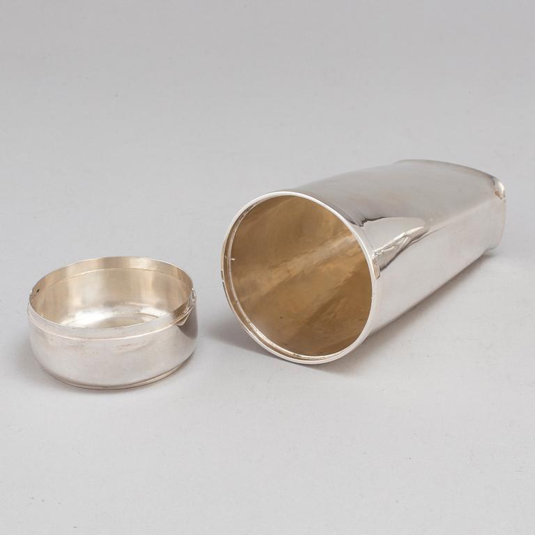 CLAËS E. GIERTTA, a sterling silver shaker and two bowls, Stockholm 1964 and 1976.