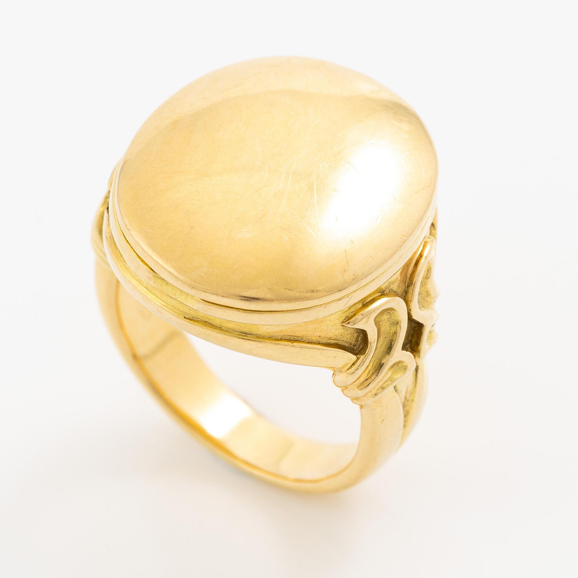 A ring 18K gold with rose-cut diamonds.