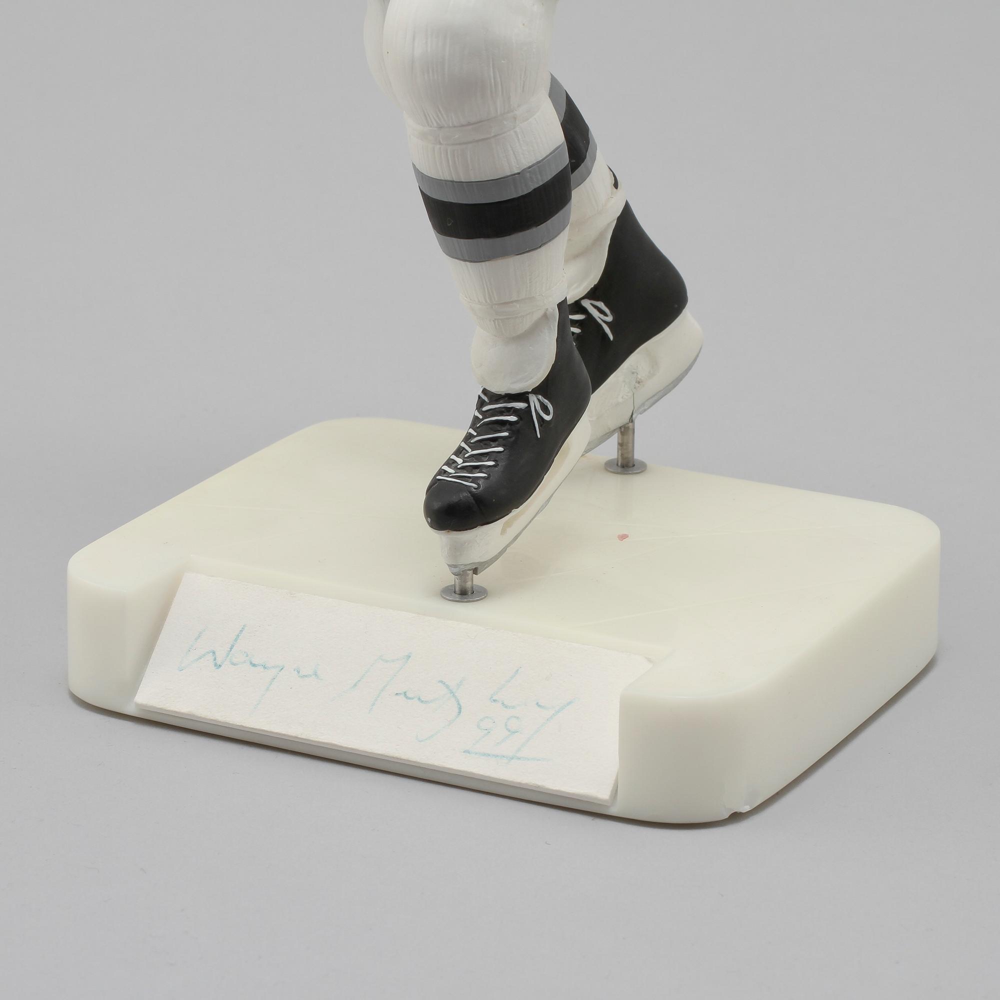 SKULPTUR, gjutmassa, av ishockeyspelaren Wayne Gretzky, signerad, daterad 99 och numrerad 20/99, Salvino Inc, U.S.A.