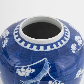 A Chinese porcelain urn with cover, 20th Century.