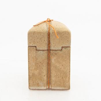 Johanna Djerf box "Ask för hemligheter", signed stoneware.