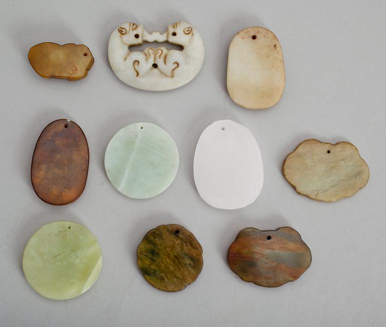 AMULETTER, 10 st, olikfärgad nefrit, Kina.
