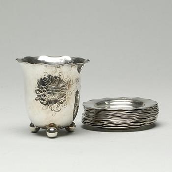 UNDERLÄGG, 15 st samt BÄGARE, silver, 1930-tal. Totalt ca 500 gram.