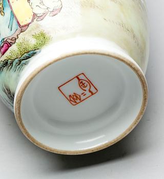 VAS, porslin, Kina 1900-tal.