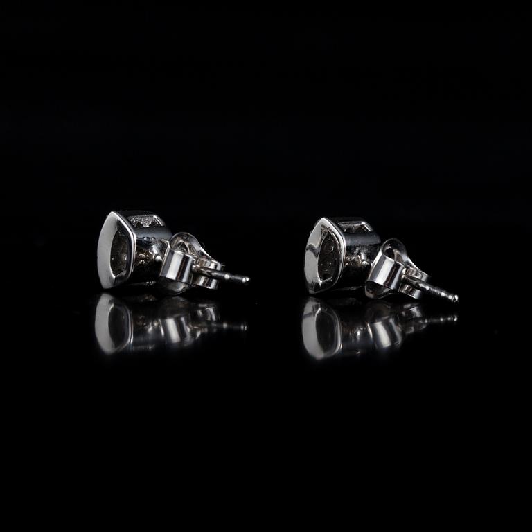 ÖRHÄNGEN, 14K vitguld, 24 x 0,01 ct, 1900-talets slut. Vikt 1,6 g.