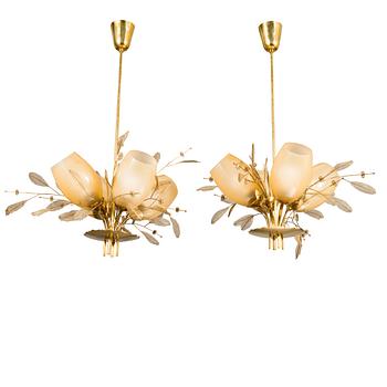 Paavo Tynell, A pair of mid-20th-century '9029/4' chandeliers for Taito, Finland.