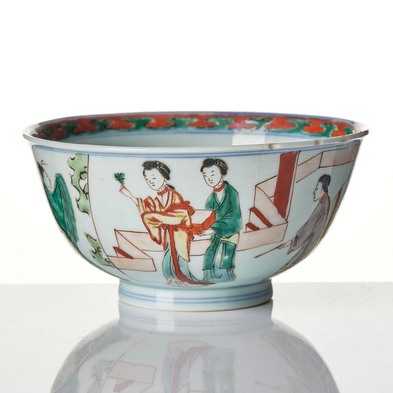 A set of two famille verte bowls and a dish, Qing dynasty, early Kangxi (1662-1722).