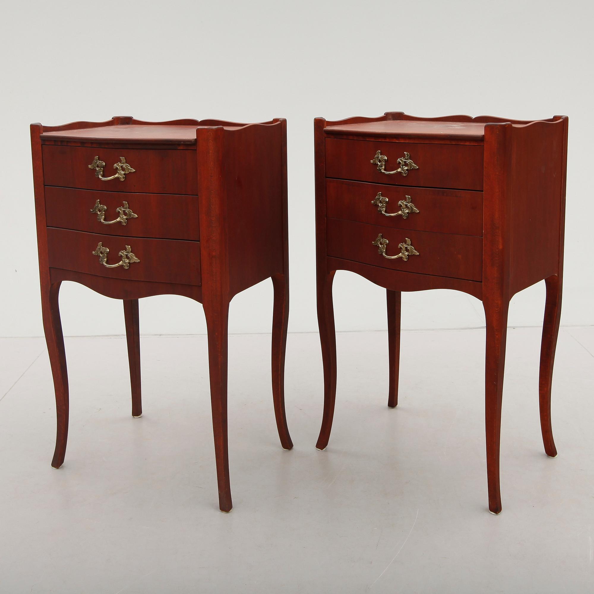 SÄNGBORD, 1 par, rokokostil, 1900-talets andra hälft.