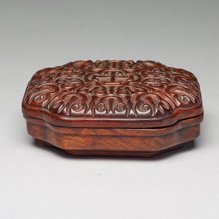 A carved wooden box with cover, late Qing dynasty.