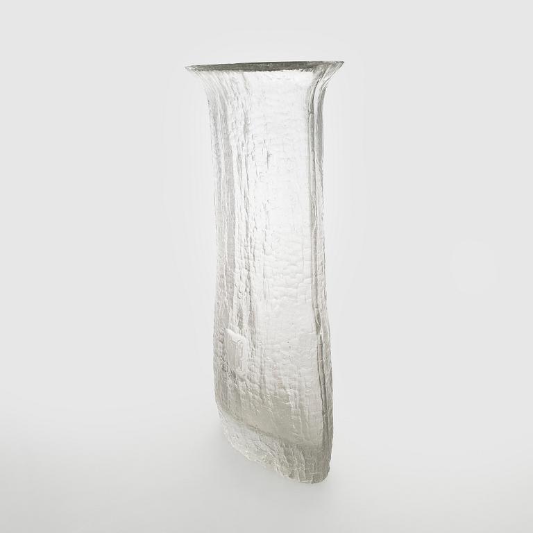 Timo Sarpaneva, A glass vase from "Finlandia"- series, signed Timo Sarpaneva.