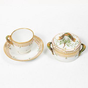 Royal Copenhagen, sockerskål samt kaffekopp med fat, "Flora Danica", 1945 samt 1959, Danmark.