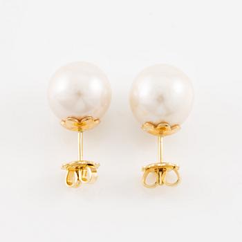 Earrings 18K gold with cultured freshwater pearls.
