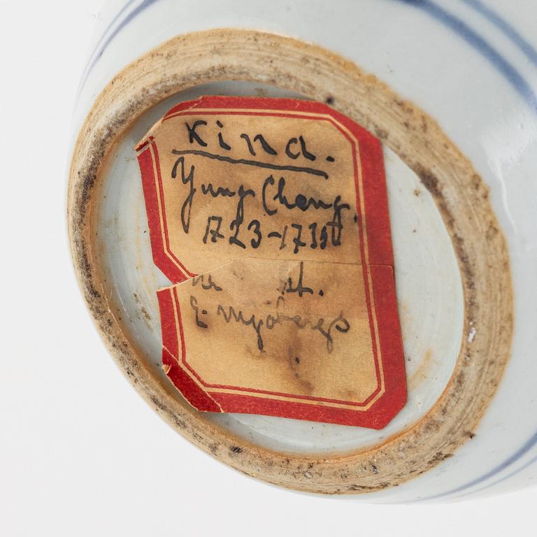 Bojaner, ett par, famille rose, Qingdynastin, Qianlong (1736-95).