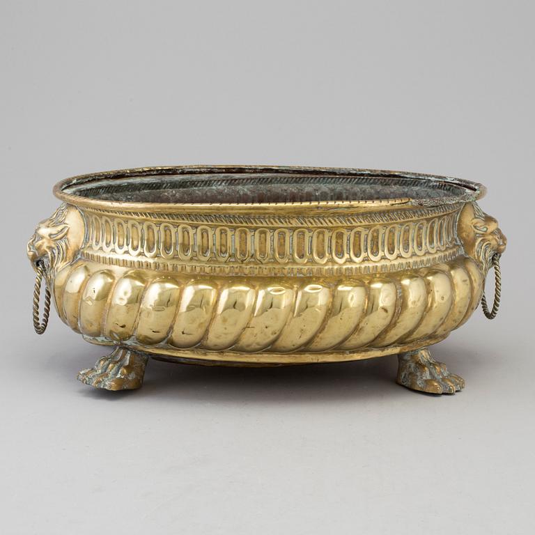 AN 18TH CENTURY BRASS FLOWER POT.