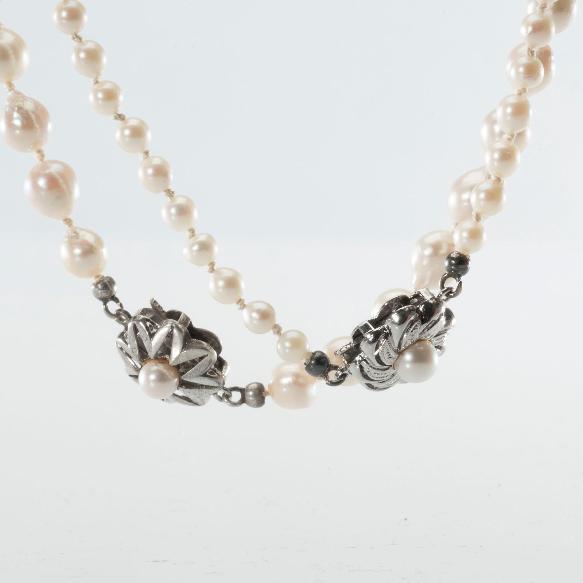 COLLIER, 2 st, odlade saltvattenspärlor med silverlås.