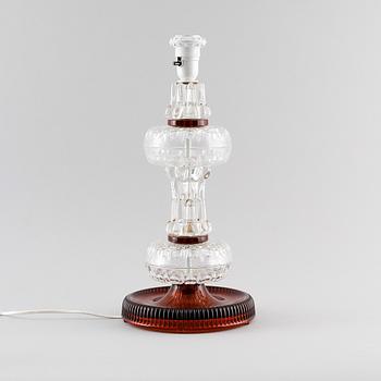 BORDSLAMPA, glas, signerad Gustaf Leek, 1900-talets andra hälft.