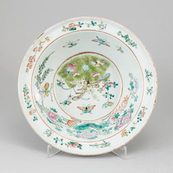 A famille rose wash basin, Qing dynasty, late 19th century.