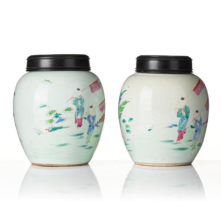 Urnor, ett par, porslin. Qingdynastin, 1800-tal.