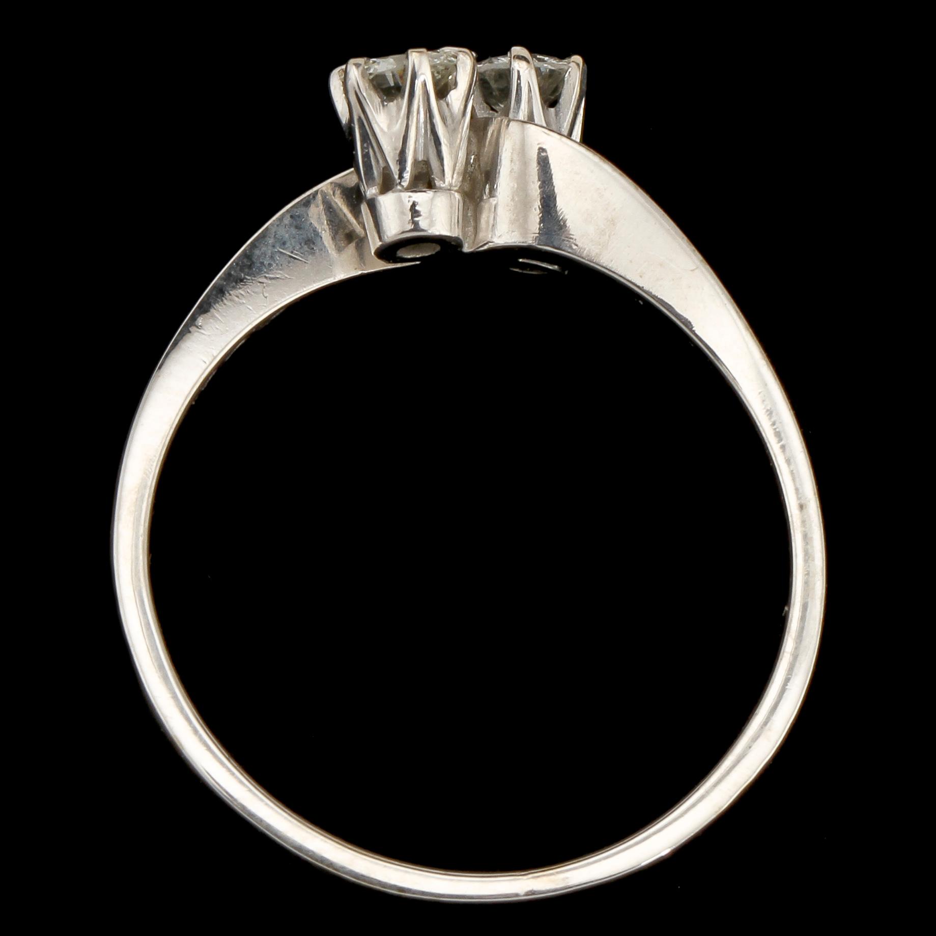 RING, 18k vitguld med 2 briljantslipade diamanter, tot 0.30 ct. Vikt 3 g.