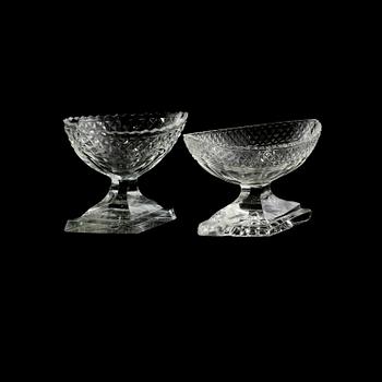 SALTKAR, 2 st, glas, empire, 1800-talets första hälft.