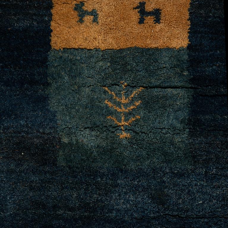 A carpet, oriental, ca 284 x 180 cm.