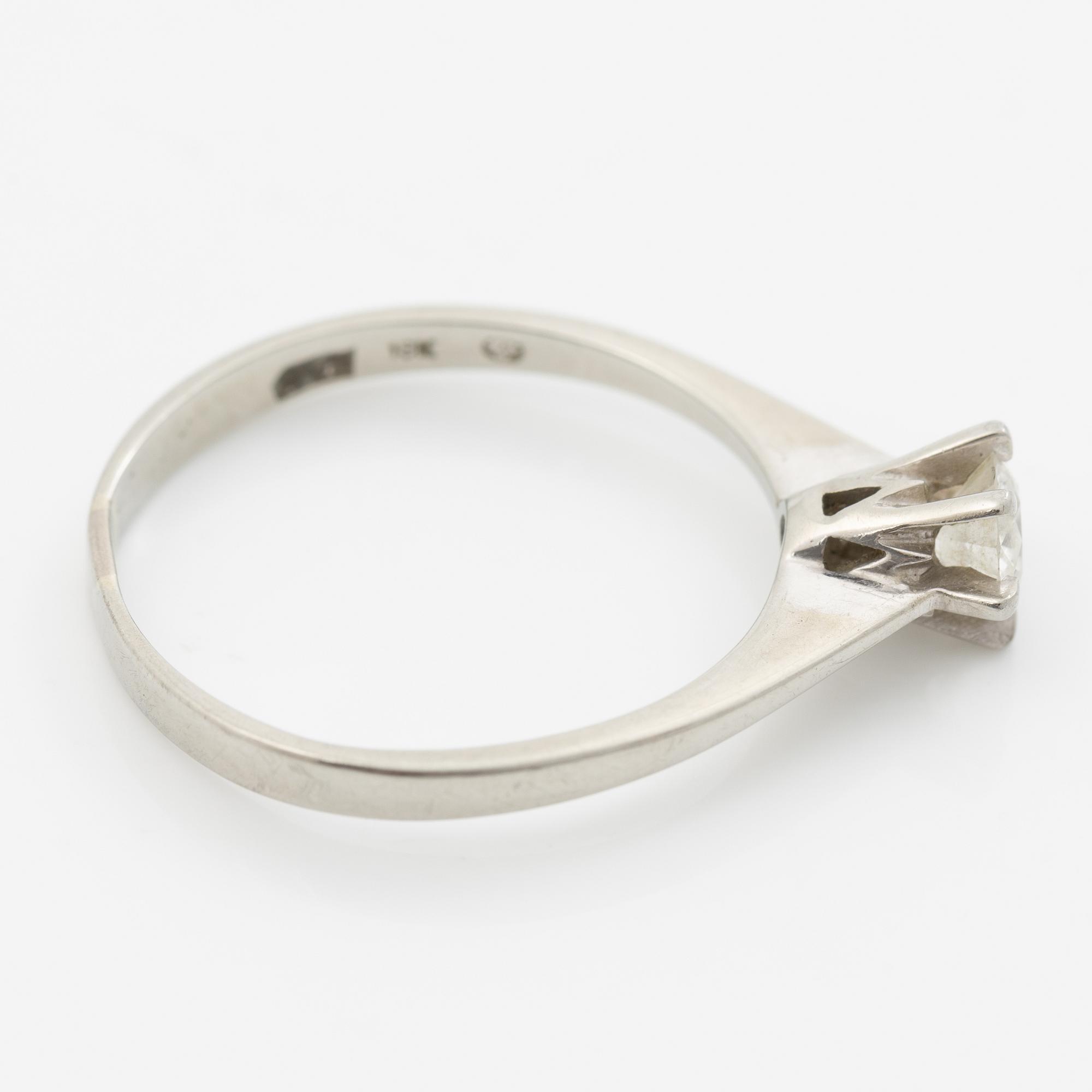 18K white gold ring with a brilliant-cut diamond.