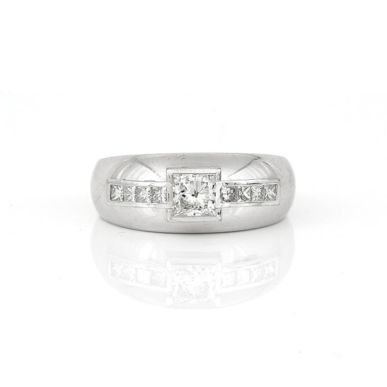RING, 18K vitguld med prinsesslipade diamanter, tot ca 1,80 ct, Van Cleef & Arpels. Total vikt ca 10,81 g.