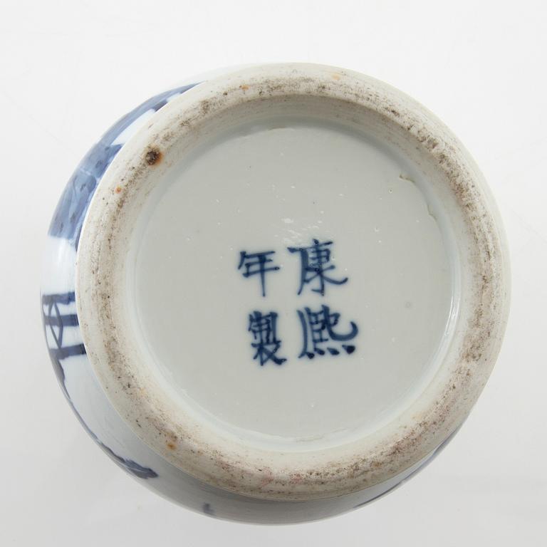 Vase porcelain China late Qing.