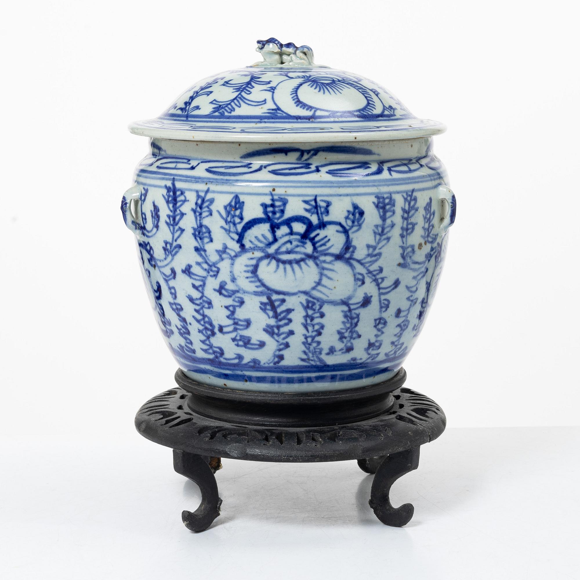A blue and white food container, late Qing dynasty, circa 1900.
