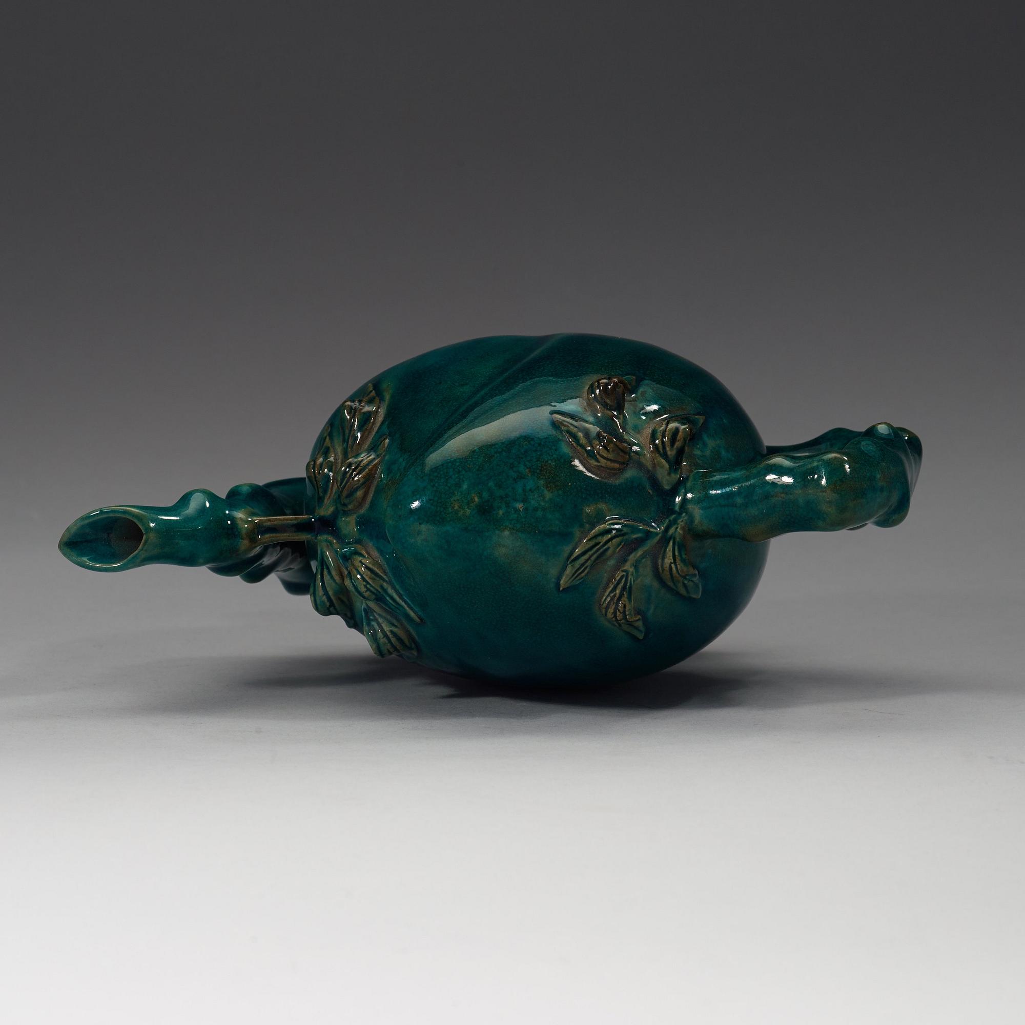 A turkoise glazed peach shaped cadogan pot, late Qing dynasty (1644-1912).