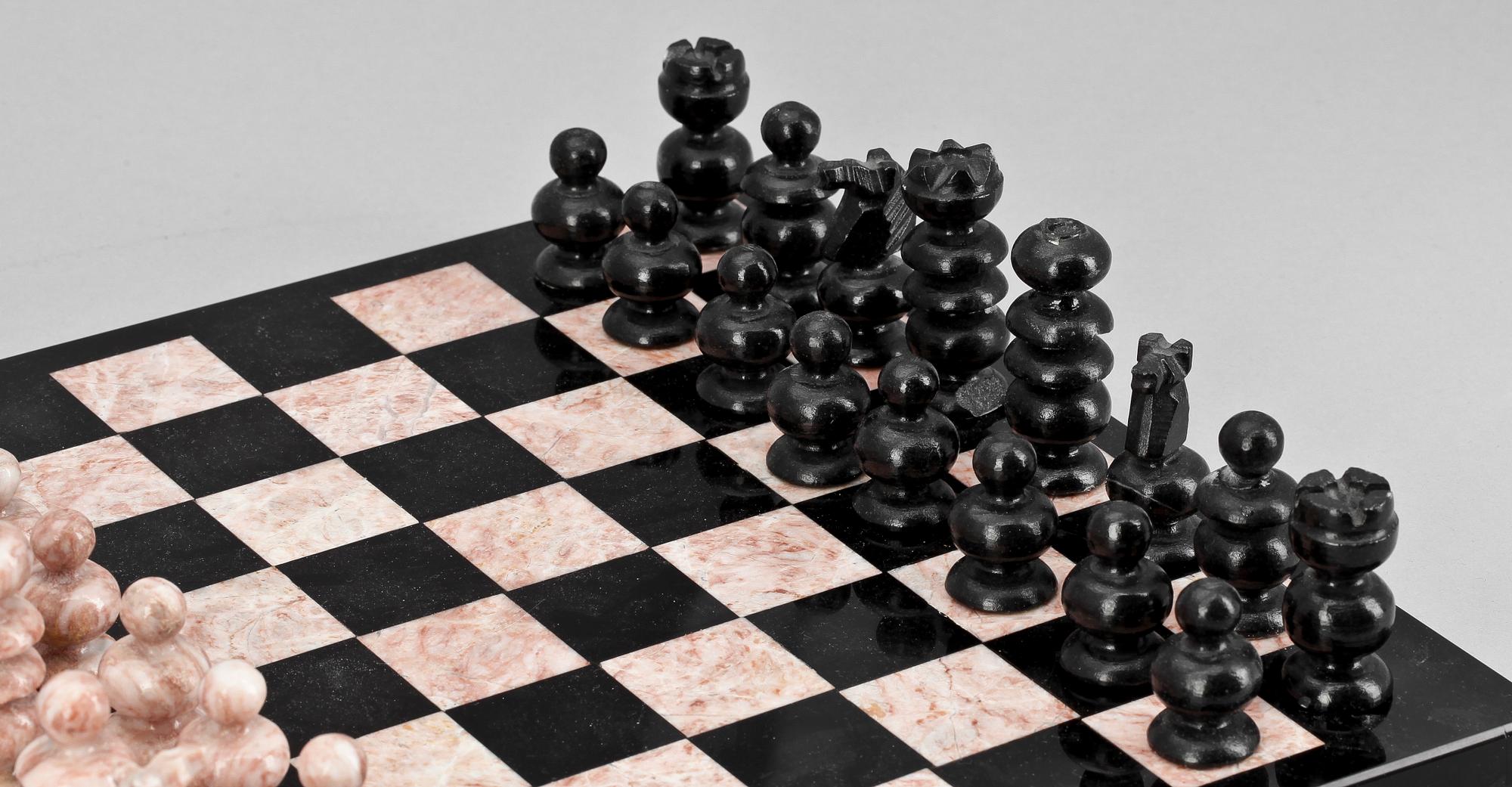 SCHACKBRÄDE MED PJÄSER, sten, 1900-talets andra hälft.