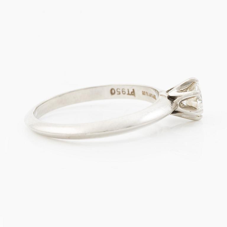 Tiffany & Co, ring, solitaire, platinum with a brilliant-cut diamond 0.41 ct. Marked Tiffany & Co. With certificate.