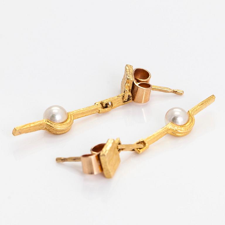 Björn Weckström, a pair of 14K gold 'Nuvola' earrings with a cultured pearl. Lapponia.