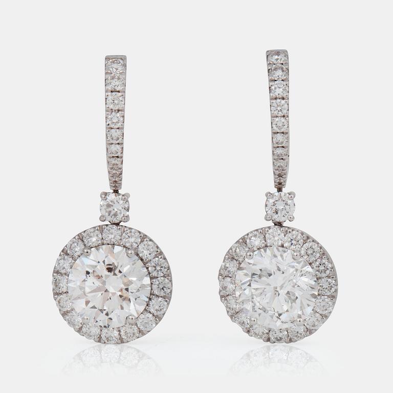 A pair of brilliant-cut diamond earrings, 2.27 ct and 2.40 ct. Quality F/SI2 according to certificates from IGI & HRD.