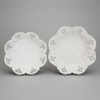 TALLRIKAR, 2 st. "Saltglazed", Staffordshire, omkring 1760.