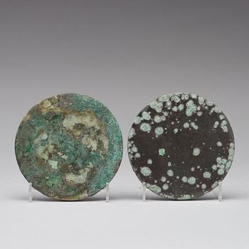 SPEGLAR, två stycken, brons. Tangdynastin (608-907).