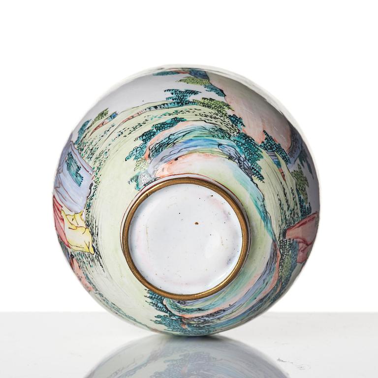 Vas, emalj på koppar. Qingdynastin, 1700-tal.