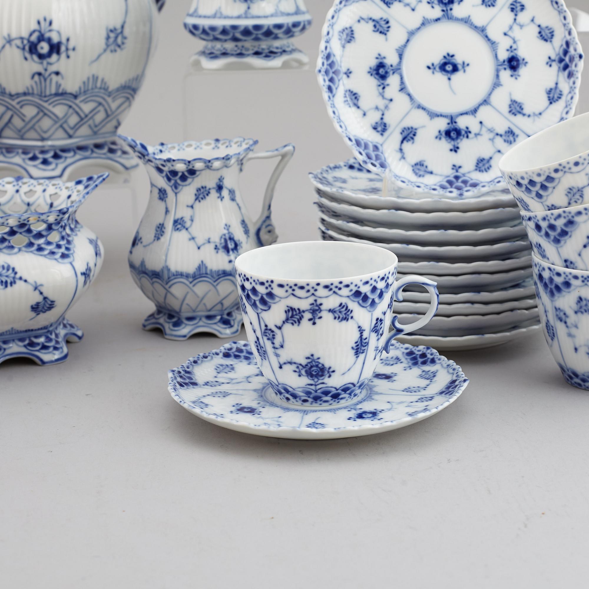 ROYAL COPENHAGEN, kaffeservis, 45 delar, porslin, "Musselmalet Helblonde", Danmark.