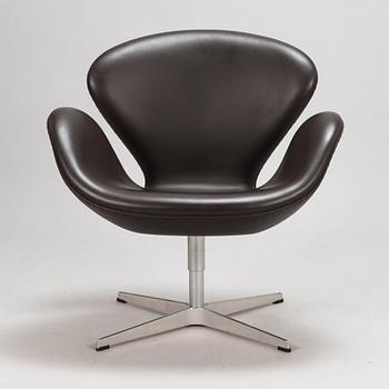 Arne Jacobsen, fåtölj, "Svanen" för Fritz Hansen, tillverkningsår 2008.